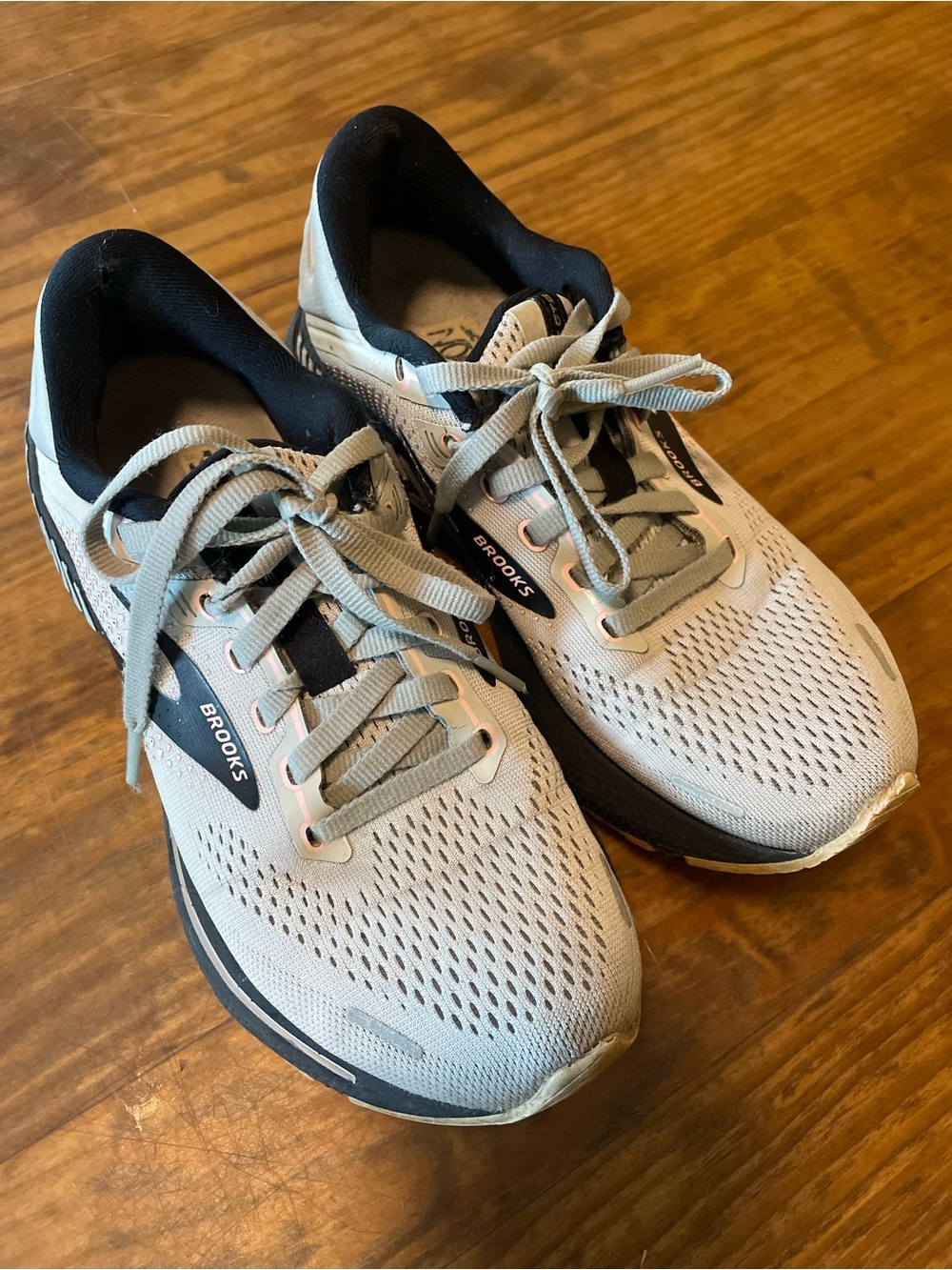Brooks Adrenaline GTS 22 Running Shoes - Women’s 6.5 gray black pink casual